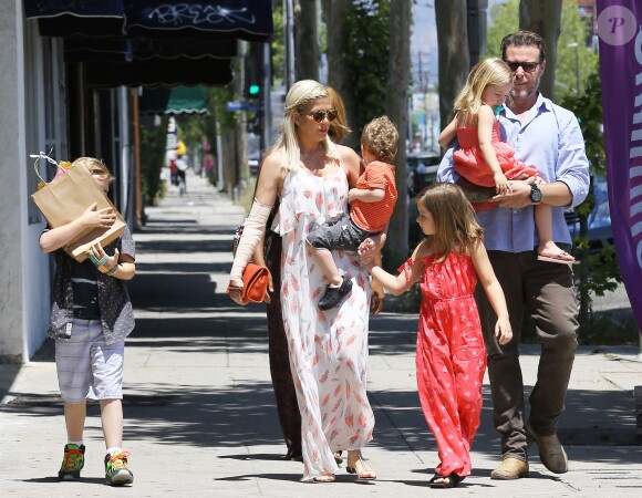 Tori Spelling se promène en famille avec son mari Dean McDermott et leurs enfants Liam, Stella, Hattie, et Finn le jour de la fête des mères à Los Angeles, le 10 mai 2015 