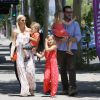 Tori Spelling se promène en famille avec son mari Dean McDermott et leurs enfants Liam, Stella, Hattie, et Finn le jour de la fête des mères à Los Angeles, le 10 mai 2015  