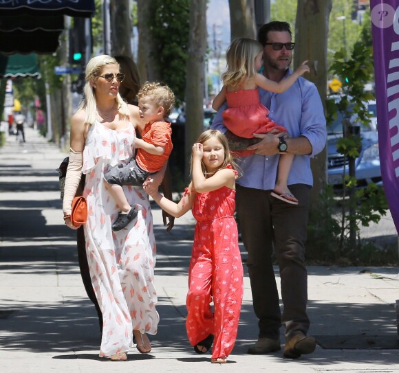 Tori Spelling se promène en famille avec son mari Dean McDermott et leurs enfants Liam, Stella, Hattie, et Finn le jour de la fête des mères à Los Angeles, le 10 mai 2015  