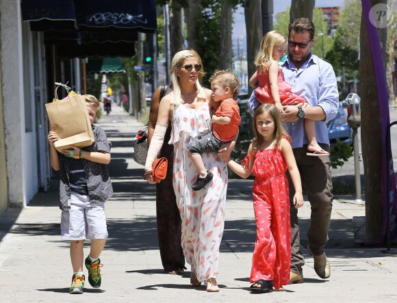 Tori Spelling se promène en famille avec son mari Dean McDermott et leurs enfants Liam, Stella, Hattie, et Finn le jour de la fête des mères à Los Angeles, le 10 mai 2015  