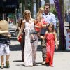 Tori Spelling se promène en famille avec son mari Dean McDermott et leurs enfants Liam, Stella, Hattie, et Finn le jour de la fête des mères à Los Angeles, le 10 mai 2015 