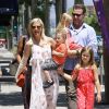 Tori Spelling se promène en famille avec son mari Dean McDermott et leurs enfants Liam, Stella, Hattie, et Finn le jour de la fête des mères à Los Angeles, le 10 mai 2015  