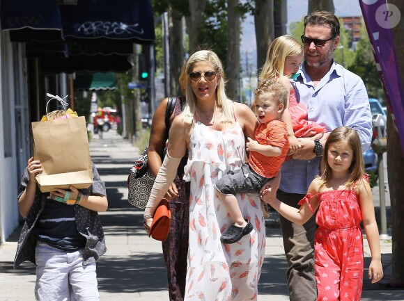 Tori Spelling se promène en famille avec son mari Dean McDermott et leurs enfants Liam, Stella, Hattie, et Finn le jour de la fête des mères à Los Angeles, le 10 mai 2015  