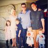 Tori Spelling et Dean McDermott, entourés de leurs enfants Liam, Stella, Hattie et Finn, ainsi que de Jack, le fils de Dean McDermott et Mary Jo Eustace, le 5 avril 2015 au restaurant japonais Benihana