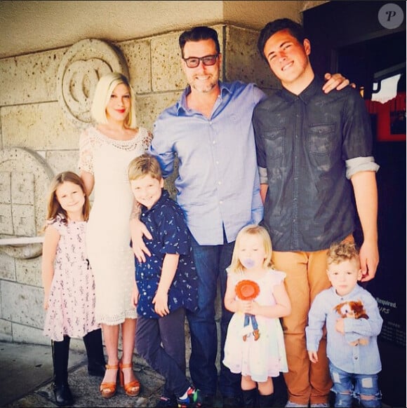 Tori Spelling et Dean McDermott, entourés de leurs enfants Liam, Stella, Hattie et Finn, ainsi que de Jack, le fils de Dean McDermott et Mary Jo Eustace, le 5 avril 2015 au restaurant japonais Benihana