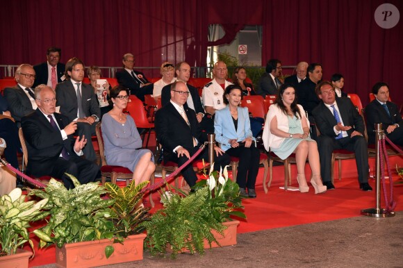 La princesse Caroline de Hanovre, le prince Albert II de Monaco, Elisabeth-Anne de Massy et sa fille Mélanie lors de la clôture de l'expo canine organisée par la Société canine de Monaco présidée par la baronne Elisabeth-Anne de Massy, le 10 mai 2015 au chapiteau de Fontvieille.