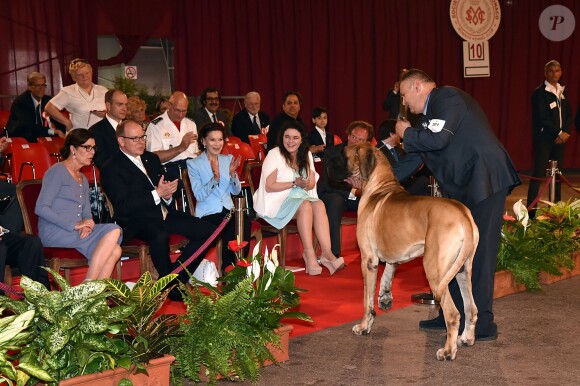 La princesse Caroline de Hanovre, le prince Albert II de Monaco, Elisabeth-Anne de Massy et sa fille Mélanie lors de la clôture de l'expo canine organisée par la Société canine de Monaco présidée par la baronne Elisabeth-Anne de Massy, le 10 mai 2015 au chapiteau de Fontvieille.
