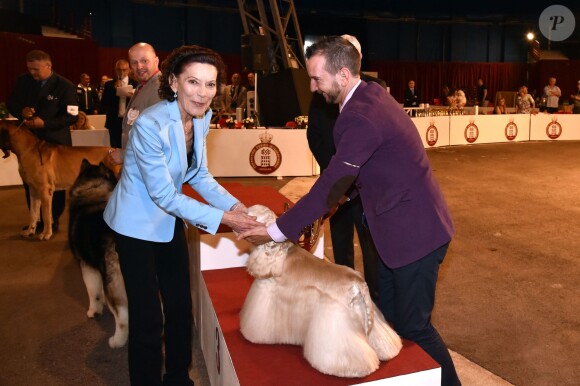 Elisabeth-Anne de Massy remet le 3e prix, la coupe en mémoire de SAS la Princesse Antoinette, à un cocker américain lors du concours de l'expo canine organisée par la Société canine de Monaco qu'elle préside, le 10 mai 2015 au chapiteau de Fontvieille.