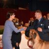 La princesse Caroline de Hanovre remet le 2e prix, la coupe en mémoire de LLAASS le Prince Rainier III et la Princesse Grace de Monaco, à un dogue allemand en clôture du concours de l'expo canine organisée par la Société canine de Monaco présidée par la baronne Elisabeth-Anne de Massy, le 10 mai 2015 au chapiteau de Fontvieille.