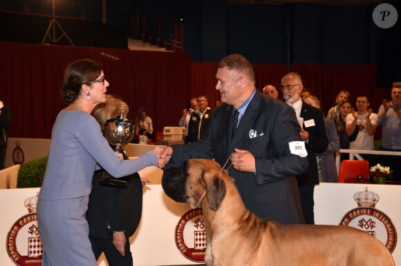 La princesse Caroline de Hanovre remet le 2e prix, la coupe en mémoire de LLAASS le Prince Rainier III et la Princesse Grace de Monaco, à un dogue allemand en clôture du concours de l'expo canine organisée par la Société canine de Monaco présidée par la baronne Elisabeth-Anne de Massy, le 10 mai 2015 au chapiteau de Fontvieille.