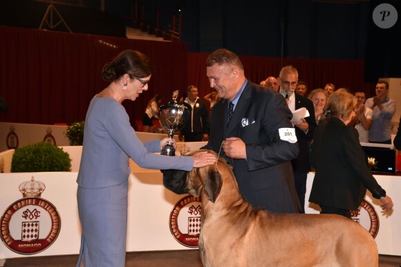 La princesse Caroline de Hanovre remet le 2e prix, la coupe en mémoire de LLAASS le Prince Rainier III et la Princesse Grace de Monaco, à un dogue allemand en clôture du concours de l'expo canine organisée par la Société canine de Monaco présidée par la baronne Elisabeth-Anne de Massy, le 10 mai 2015 au chapiteau de Fontvieille.