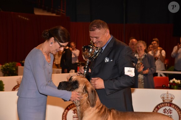 La princesse Caroline de Hanovre remet le 2e prix, la coupe en mémoire de LLAASS le Prince Rainier III et la Princesse Grace de Monaco, à un dogue allemand en clôture du concours de l'expo canine organisée par la Société canine de Monaco présidée par la baronne Elisabeth-Anne de Massy, le 10 mai 2015 au chapiteau de Fontvieille.