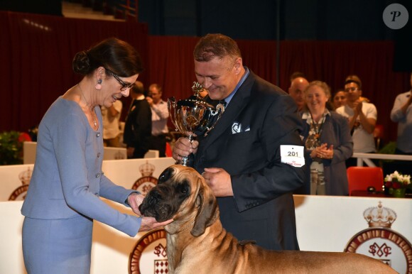 La princesse Caroline de Hanovre remet le 2e prix, la coupe en mémoire de LLAASS le Prince Rainier III et la Princesse Grace de Monaco, à un dogue allemand en clôture du concours de l'expo canine organisée par la Société canine de Monaco présidée par la baronne Elisabeth-Anne de Massy, le 10 mai 2015 au chapiteau de Fontvieille.