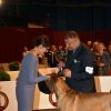 La princesse Caroline de Hanovre remet le 2e prix, la coupe en mémoire de LLAASS le Prince Rainier III et la Princesse Grace de Monaco, à un dogue allemand en clôture du concours de l'expo canine organisée par la Société canine de Monaco présidée par la baronne Elisabeth-Anne de Massy, le 10 mai 2015 au chapiteau de Fontvieille.