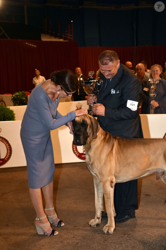 La princesse Caroline de Hanovre remet le 2e prix, la coupe en mémoire de LLAASS le Prince Rainier III et la Princesse Grace de Monaco, à un dogue allemand en clôture du concours de l'expo canine organisée par la Société canine de Monaco présidée par la baronne Elisabeth-Anne de Massy, le 10 mai 2015 au chapiteau de Fontvieille.