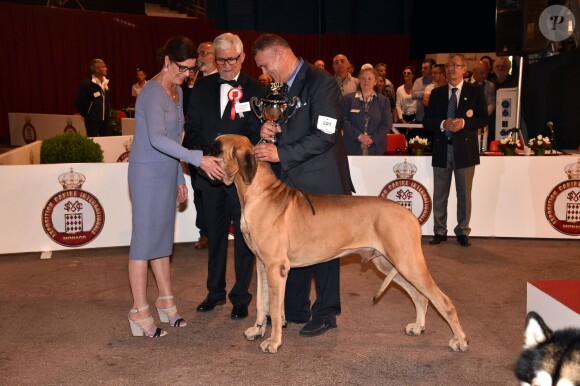 La princesse Caroline de Hanovre remet le 2e prix, la coupe en mémoire de LLAASS le Prince Rainier III et la Princesse Grace de Monaco, à un dogue allemand en clôture du concours de l'expo canine organisée par la Société canine de Monaco présidée par la baronne Elisabeth-Anne de Massy, le 10 mai 2015 au chapiteau de Fontvieille.