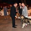 Le prince Albert II de Monaco félicite un Malamute de l'Alaska désigné vainqueur du concours de l'expo canine organisée par la Société canine de Monaco présidée par la baronne Elisabeth-Anne de Massy, le 10 mai 2015 au chapiteau de Fontvieille.