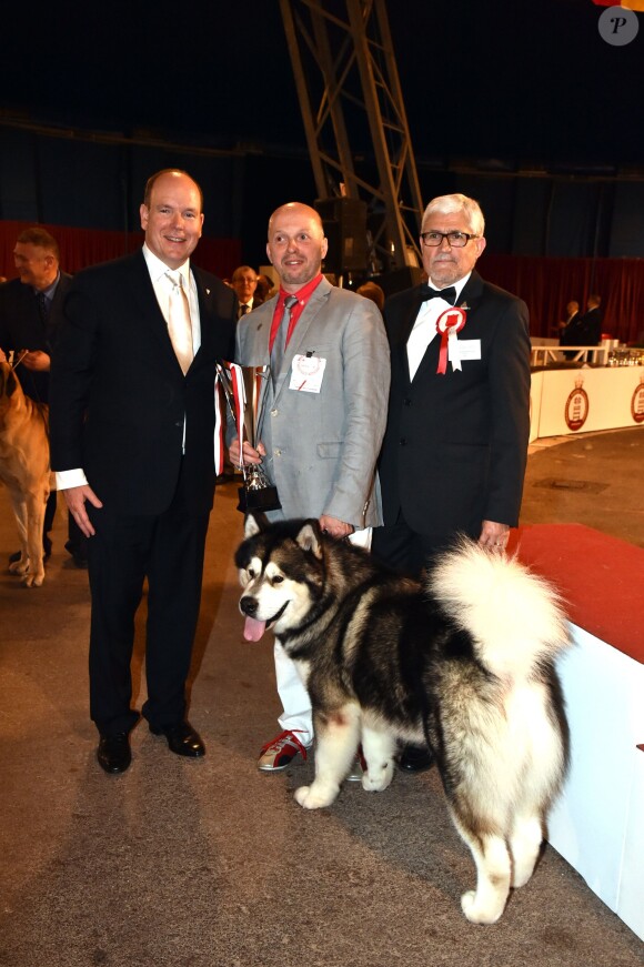 Le prince Albert II de Monaco félicite un Malamute de l'Alaska désigné vainqueur du concours de l'expo canine organisée par la Société canine de Monaco présidée par la baronne Elisabeth-Anne de Massy, le 10 mai 2015 au chapiteau de Fontvieille.