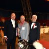 Le prince Albert II de Monaco félicite un Malamute de l'Alaska désigné vainqueur du concours de l'expo canine organisée par la Société canine de Monaco présidée par la baronne Elisabeth-Anne de Massy, le 10 mai 2015 au chapiteau de Fontvieille.
