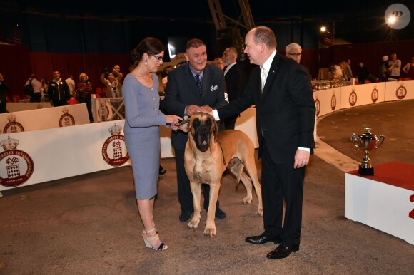 La princesse Caroline de Hanovre et le prince Albert II de Monaco félicitent un superbe dogue allemand, deuxième du concours de l'expo canine organisée par la Société canine de Monaco présidée par la baronne Elisabeth-Anne de Massy, le 10 mai 2015 au chapiteau de Fontvieille.