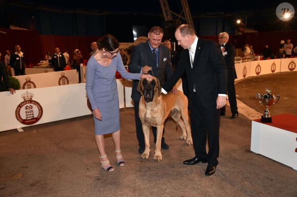 La princesse Caroline de Hanovre et le prince Albert II de Monaco félicitent un superbe dogue allemand, deuxième du concours de l'expo canine organisée par la Société canine de Monaco présidée par la baronne Elisabeth-Anne de Massy, le 10 mai 2015 au chapiteau de Fontvieille.