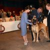 La princesse Caroline de Hanovre et le prince Albert II de Monaco félicitent un superbe dogue allemand, deuxième du concours de l'expo canine organisée par la Société canine de Monaco présidée par la baronne Elisabeth-Anne de Massy, le 10 mai 2015 au chapiteau de Fontvieille.
