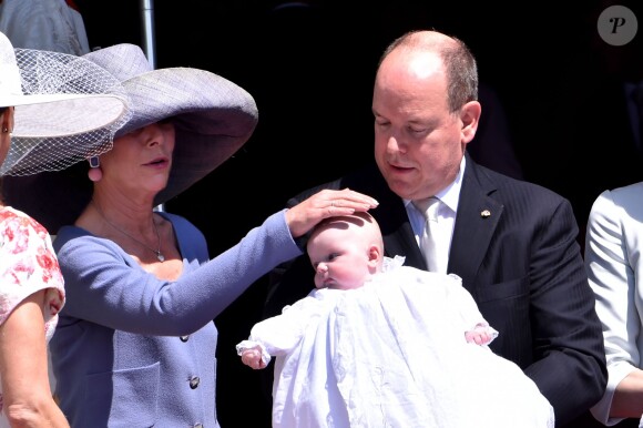 La princesse Caroline de Hanovre prenait part le 10 mai 2015 au baptême des enfants de son frère le prince Albert II de Monaco, le prince héréditaire Jacques et la princesse Gabriella.