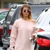 Jessica Alba arrive à un rendez vous à Los Angeles Le 08 mai 2015 dans un total look rose !