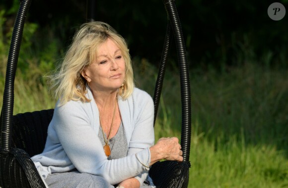 Exclusif - Apres la vente de sa propriete de Porquerolles, Mylene Demongeot s'est achetee une ferme en Mayenne. Une nouvelle vie pour l'actrice, qui, a 78 ans, ne manque pas de projets. Un telefilm, "Les mauvaises tetes", sera diffuse sur France 2 a la rentree. Elle a participe a l'ecriture d'un scenario sur "L'amour a plus de 70 ans". Aujourd'hui, dans son nouvel environnement, Mylene se consacre a ses animaux. Ses chats, ses poules, et ses chevaux recoivent tout l'amour d'une femme pleinement heureuse.... A l'image de sa nouvelle vie a quelques centaines de kilometres de Paris, Mylene Demongeot est devenue la presidente du comite d'honneur du refuge de l'Arche a Chateau-Gontier. A ce titre, elle a accepte d'etre la marraine d'une femelle ours brun, Martha, qu'elle a accueillie en personne, le 1er juillet 2012  