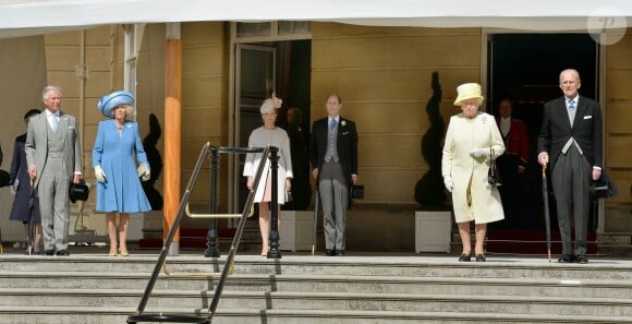 Le prince Charles, Camilla Parker Bowles, la comtesse Sophie de Wessex, le prince Edward, la reine Elizabeth II et le prince Philip lors de la première garden party de l'année à Buckingham, le 12 mai 2015