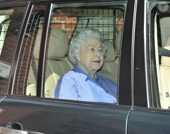 La reine Elizabeth II lors de sa visite à Kensington Palace pour voir la princesse Charlotte de Cambridge le 5 mai 2015.