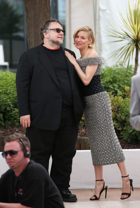 Guillermo Del Toro et Sienna Miller - Photocall du jury du 68e Festival International du Film de Cannes, le 13 mai 2015.