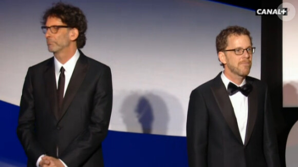 La cérémonie d'ouverture du 68e Festival de Cannes le 13 mai 2015 : les présidents du jury Joel et Ethan Coen, qui ont le droit à une standing ovation