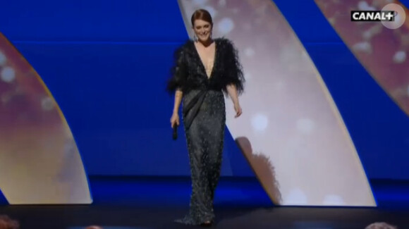 La cérémonie d'ouverture du 68e Festival de Cannes le 13 mai 2015 : Julianne Moore vient ouvrir les festivités et reçoit des mains de Lambert Wilson, le prix d'interprétation qu'elle n'a pas pu venir chercher l'an dernier, pour Maps to the Stars