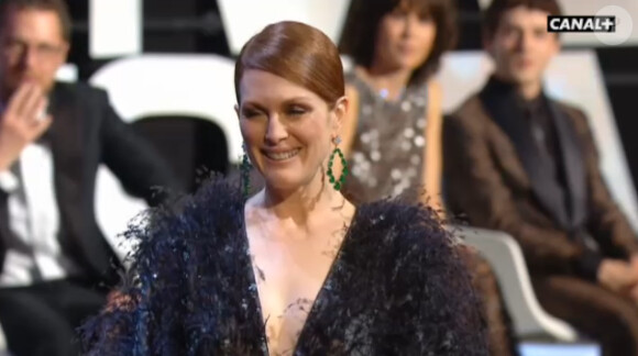 La cérémonie d'ouverture du 68e Festival de Cannes le 13 mai 2015 : Julianne Moore vient ouvrir les festivités et reçoit des mains de Lambert Wilson, le prix d'interprétation qu'elle n'a pas pu venir chercher l'an dernier, pour Maps to the Stars