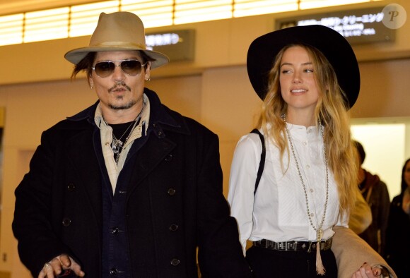Johnny Depp et Amber Heard arrivent à l'aéroport de Tokyo. Le 26 janvier 2015.