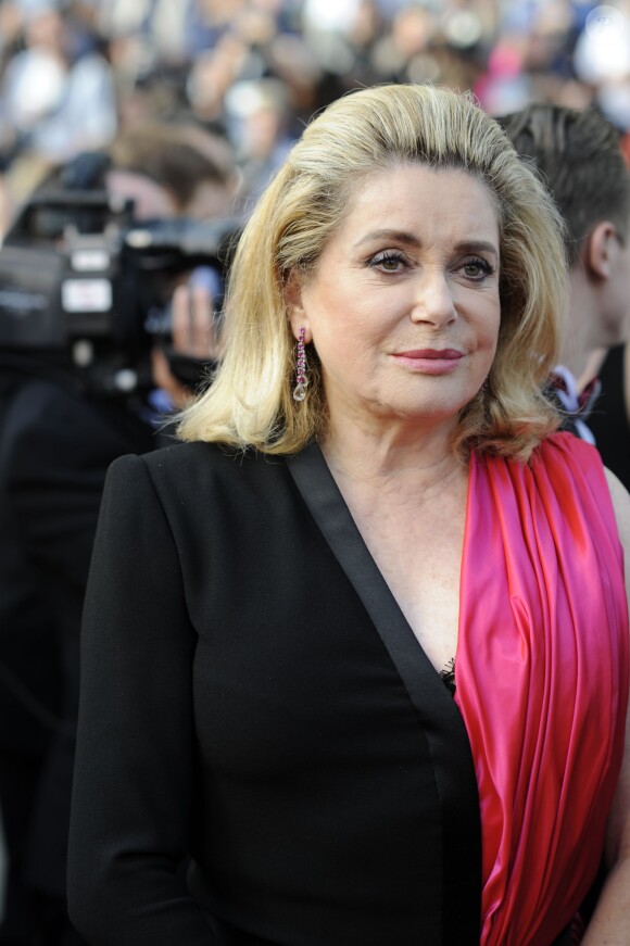 Catherine Deneuve pour la montée des marches du film "La Tête Haute" pour l'ouverture du 68e Festival du film de Cannes, le 13 mai 2015.