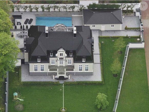 Zlatan Ibrahimovic a mis en vente sa maison située dans la banlieue de Malmö, en Suède, avec piscine, bien évidemment
