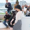 Parker Posey, Emma Stone - Photocall du film "L'Homme irrationnel" ("Irrational Man") lors du 68e Festival international du film de Cannes le 15 mai 2015