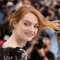 Emma Stone : Ravissante en dentelle malgré les coups de vent coquins