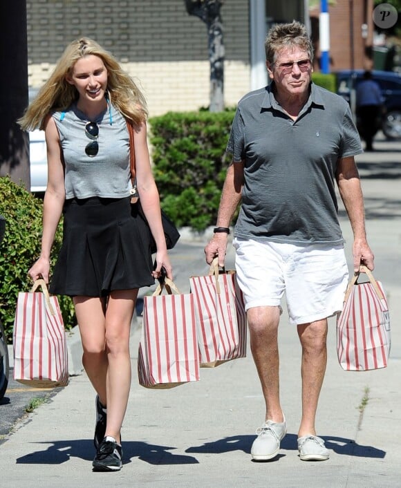 Exclusif - Ryan O'Neal fait du shopping en compagnie d' une charmante inconnue à Los Angeles Le 2 mai 2014 