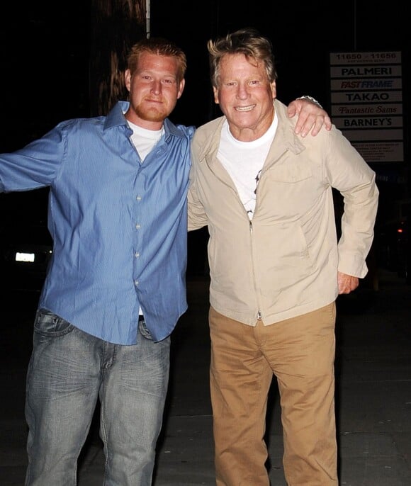 Exclusif - Ryan O'Neal et son fils Redmond O'Neal sortent du restaurant Tavern à Brentwood le 6 novembre 2013