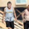 Ryan O'Neal se promenant avec son fils Redmond sur la plage de Malibu le 6 juillet 2013