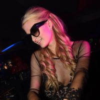 Paris Hilton à Cannes : Devant Jean-Roch, elle enflamme le VIP Room