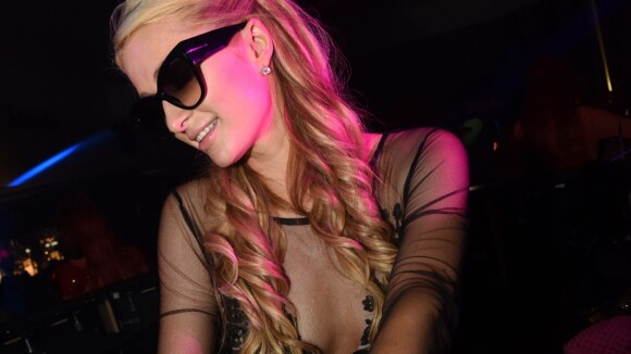 Paris Hilton à Cannes : Devant Jean-Roch, elle enflamme le VIP Room