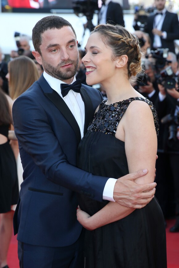 Alysson Paradis enceinte et son compagnon Guillaume Gouix - Montée des marches du film "Inside Out" (Vice-Versa) lors du 68e Festival International du Film de Cannes, le 18 mai 2015.