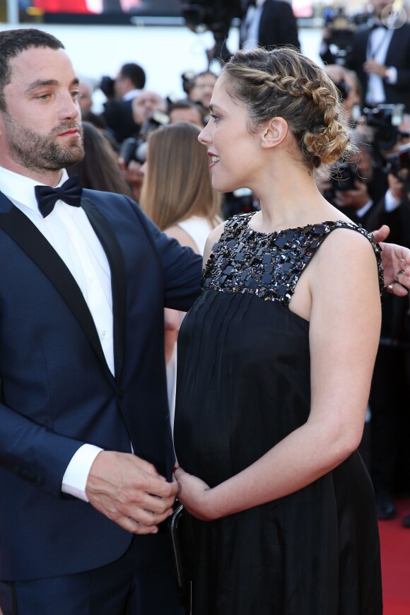 Alysson Paradis enceinte et son compagnon Guillaume Gouix - Montée des marches du film "Inside Out" (Vice-Versa) lors du 68e Festival International du Film de Cannes, le 18 mai 2015.