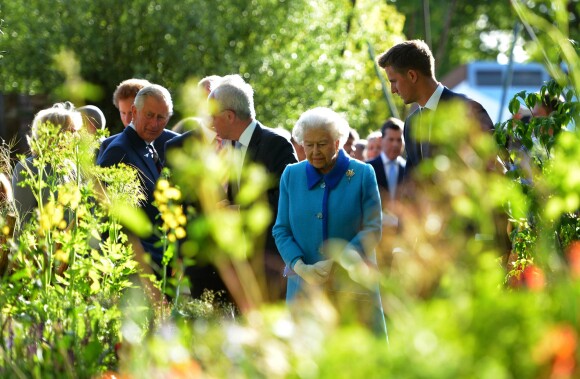 Le prince Charles et Elizabeth II le 18 mai 2015 au Chelsea Flower Show, à Londres.