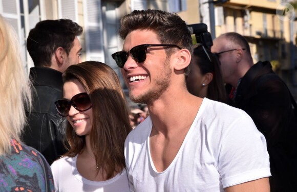 Rayane Bensetti et Denitsa Ikonomova - Première bataille de fleurs sur la Promenade des Anglais lors du 131e carnaval de Nice "Roi de la Musique", avec une partie des membres de Danse avec les stars, le 18 février 2015.