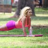 Nikki Lund fait du yoga avec une amie dans un parc à Beverly Hills, le 10 mai 2015 